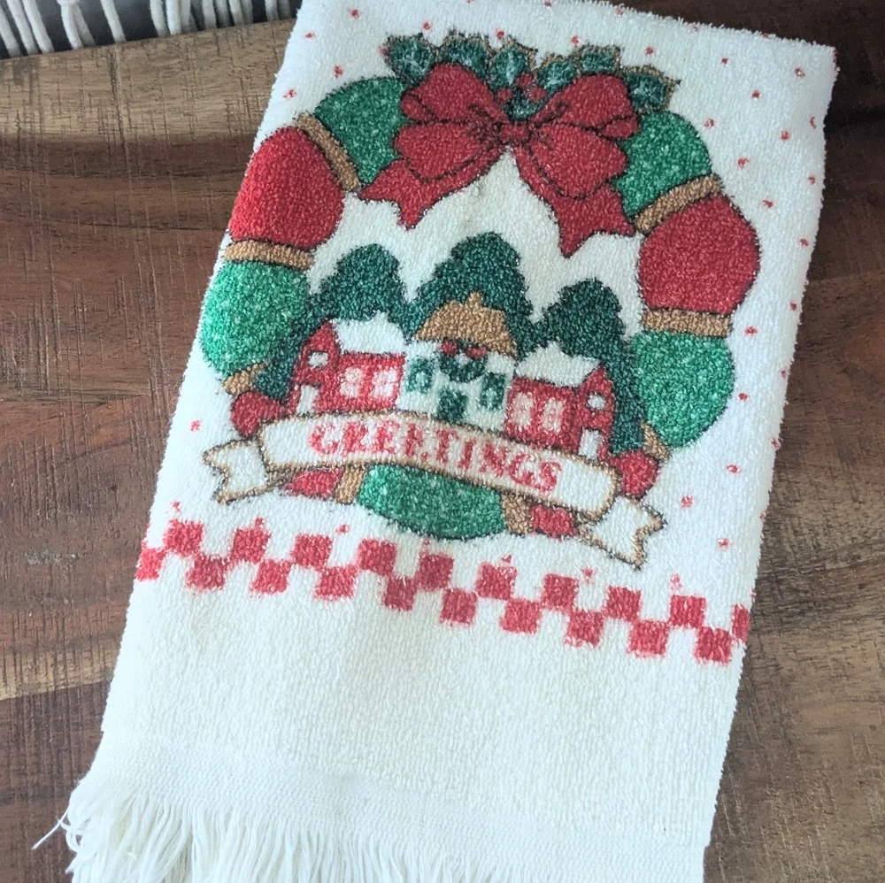 Vintage Retro Christmas Hand Towel | Wreath & Village Scene | 15
